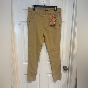Women's Skinny Jeans in Tan